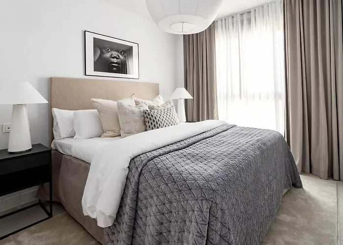 Lme9. F2 - Class Flat In Near *