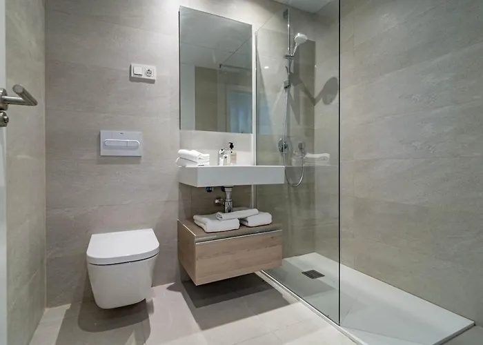 Lme9. F2 - Class Flat In Near