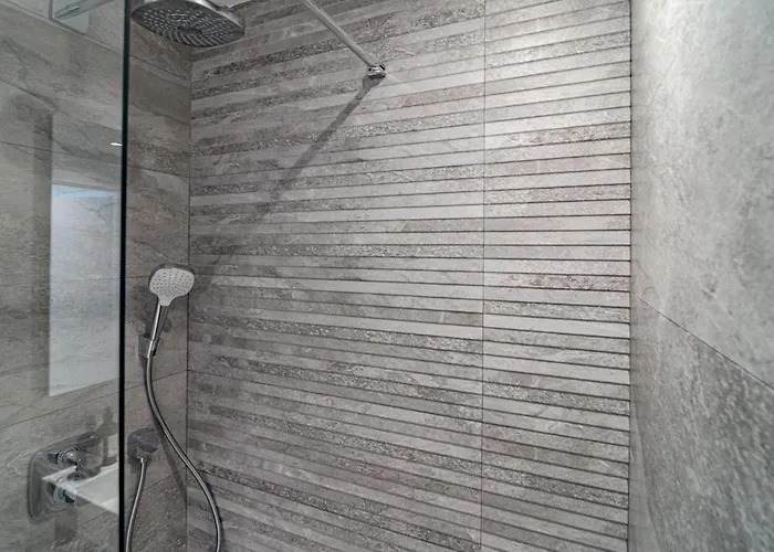 Lme9. F2 - Class Flat In Near